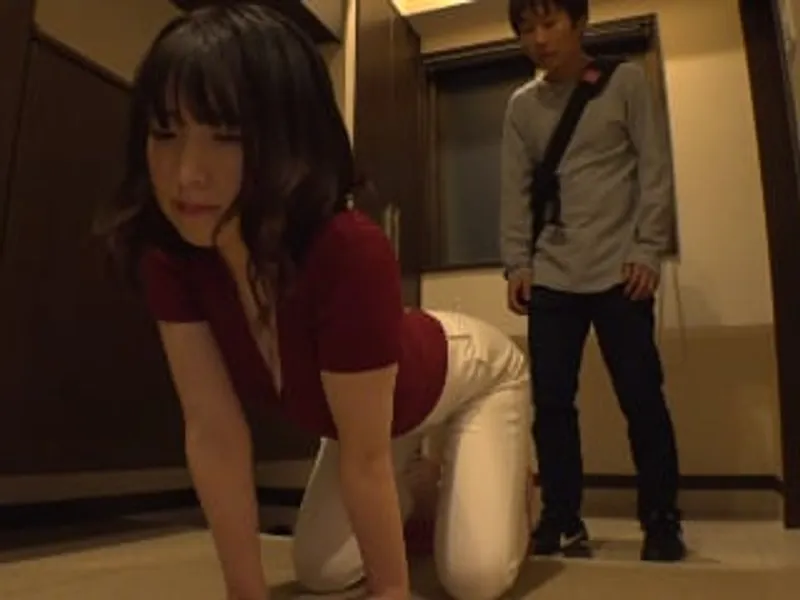 Gã chồng lo làm việc, Cô vợ ở nhà lén lút với cậu thanh niên phòng bên