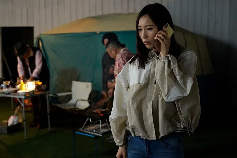 ông xã nghĩ rằng bà xã đi cắm trại với hội phụ nữ nhưng không biết chỉ có 3 gã đàn ông