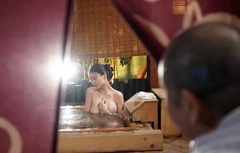 Người tình của con trai bị bố anh xã nhìn trộm khi đang tắm rồi xoạc đến mang thai