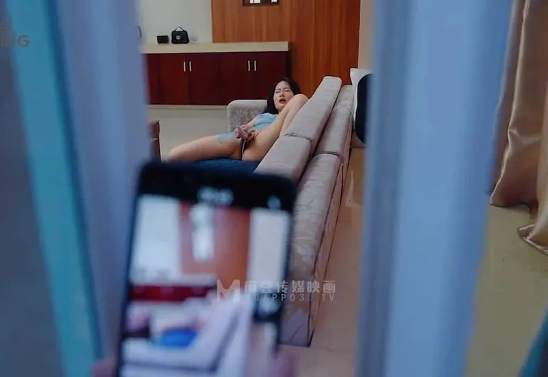 đột nhập nắc em nhà sát bên đang thủ dâm